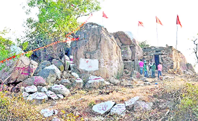 Ancient temples that are disappearing in yadadri - Sakshi
