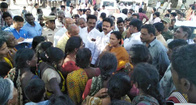 people against to yaminibala in dalith thejam program - Sakshi