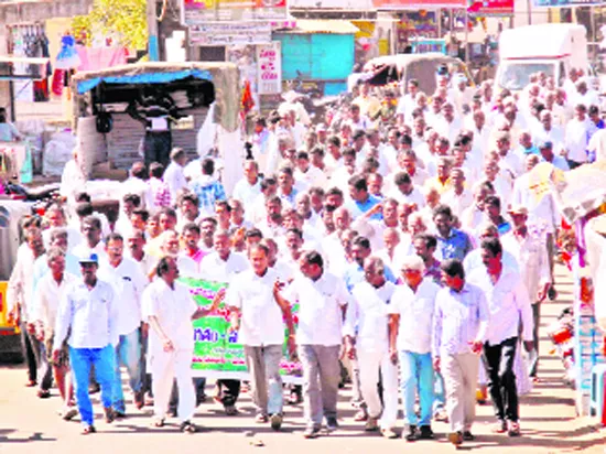 farmers protest for reasonable price - Sakshi