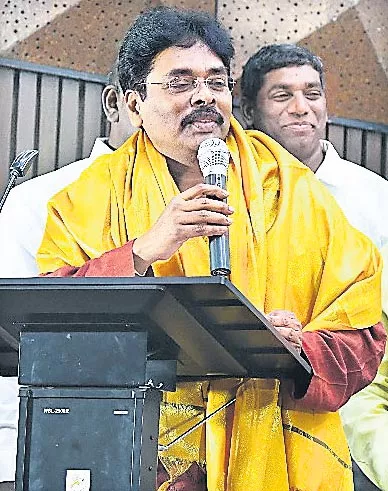 Prabhakar Jaini won the Golden Lotus award - Sakshi