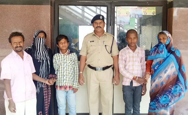 rpf police catched two kids in Nadikudi railway station - Sakshi