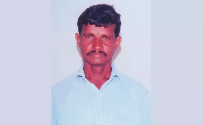 Migrant laborer adilabad local person died in dubai - Sakshi