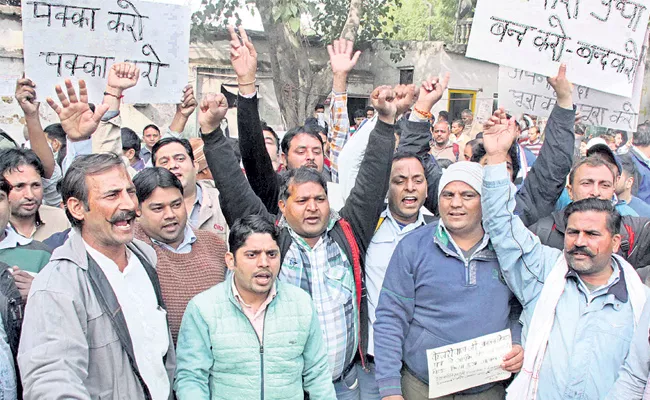 New Delhi DTC staff demand for permanent jobs - Sakshi