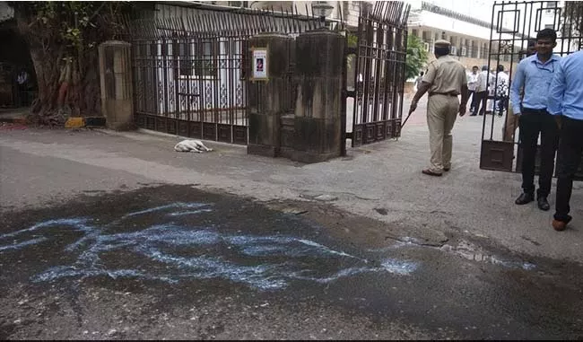 Unemployed man attempts suicide outside Maharashtra secretariat - Sakshi