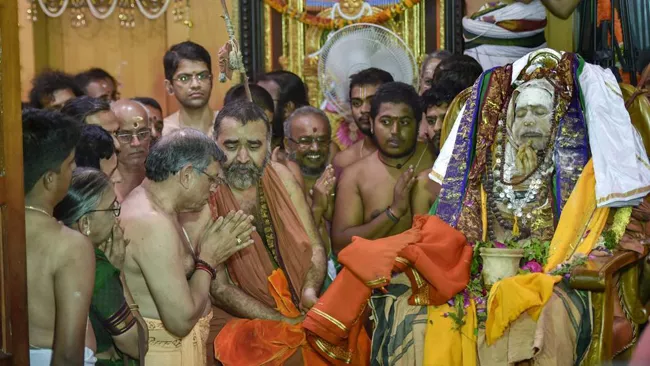 Sri Kanchi Shankaracharya Jayendra Saraswathi laid to rest - Sakshi