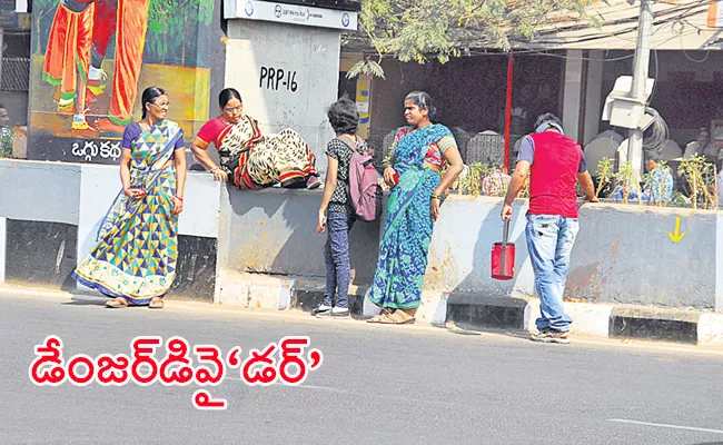City people suffering with metro deviders  - Sakshi