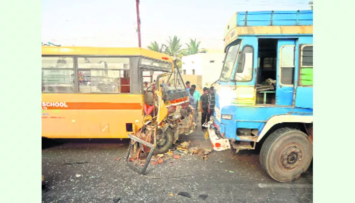 School bus, tanker collide - Sakshi