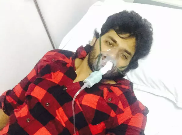 Unidentified men attacked on the actor Karthik Vikram - Sakshi