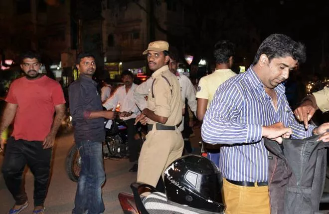 Police Cordon And Search In Khammam - Sakshi
