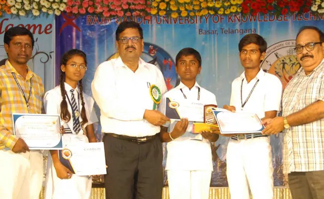 Science Fair Was Conducted In Basara IIT - Sakshi