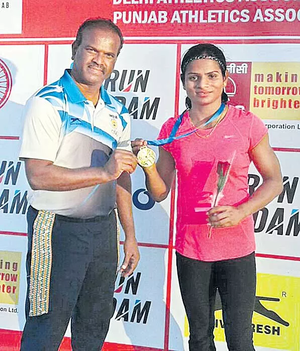 Dutee Chand clinches gold in Federation Cup National Athletics Meet - Sakshi