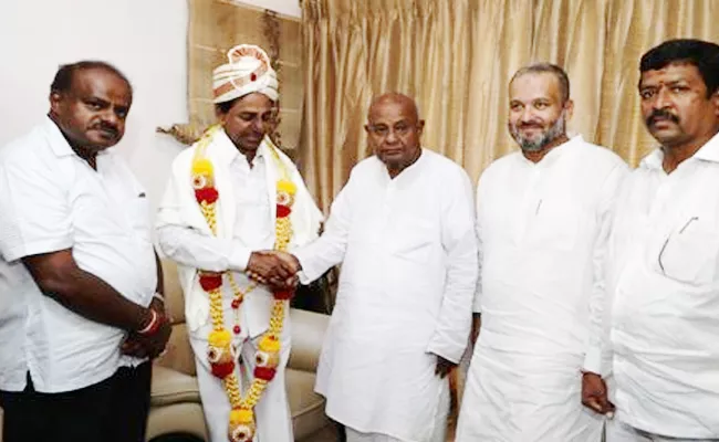 Not A Silly Political Front Says KCR After Meeting Ex- PM Deve Gowda - Sakshi