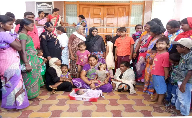 Doctors Negligence Baby Died in The Government Hospital Nandyal - Sakshi