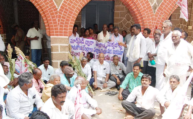 Farmers Protest Infront Of Thenali Rdo Office - Sakshi