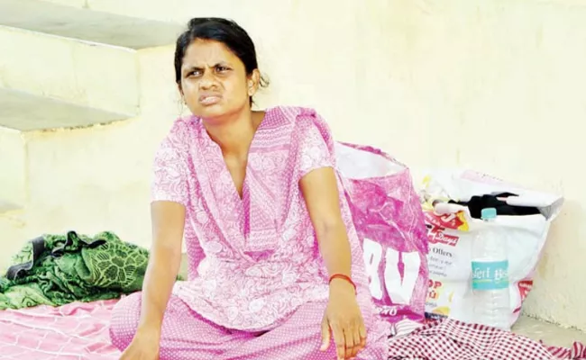 Woman Lawyer Darna At Court Area In Tamilnadu - Sakshi