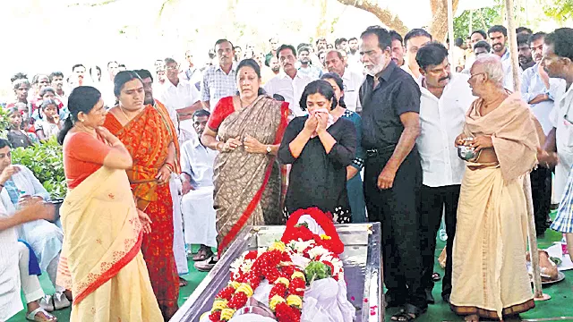 S Gopal Reddy Son Bhargav Reddy's Funerals At Pambli - Sakshi