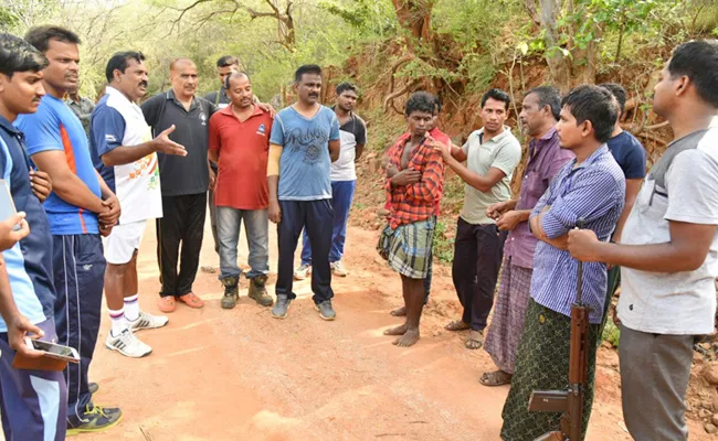 Red Wood Smugglers In Forest Watchers Gang Chittoor - Sakshi
