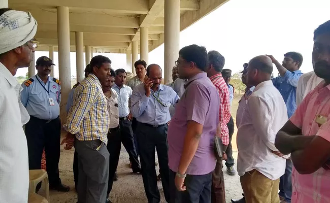 Bank Officials Cheat Farmers In Guntur - Sakshi