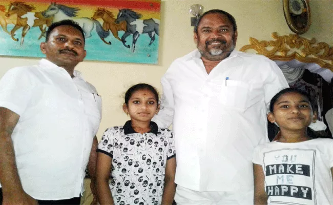 R. Narayana Murthy Condolence to Former sarpanch family - Sakshi