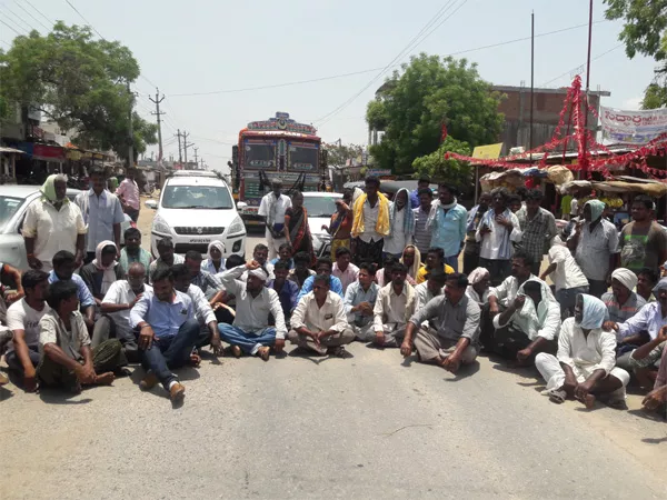 Farmers Protest And Rasta Roko In Nalgonda - Sakshi