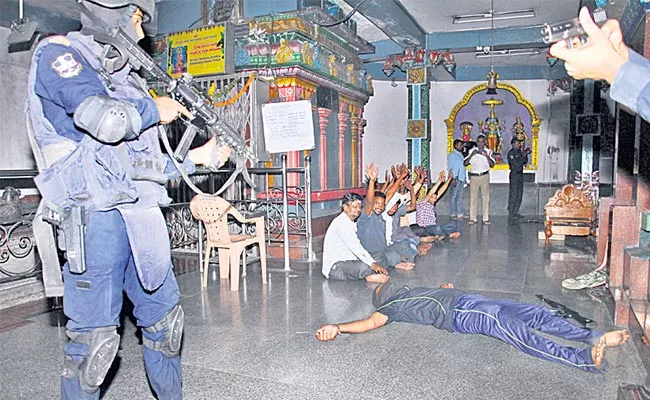 Mock Drill By Octopus Team At Ganapathi Temple Hyderabad - Sakshi