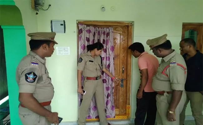 Growing Robberies In Parvathipuram - Sakshi
