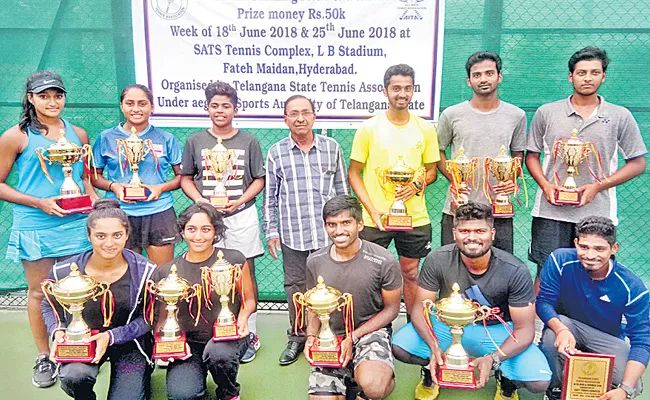 Sravya, Humera Pair Won AITA Title - Sakshi