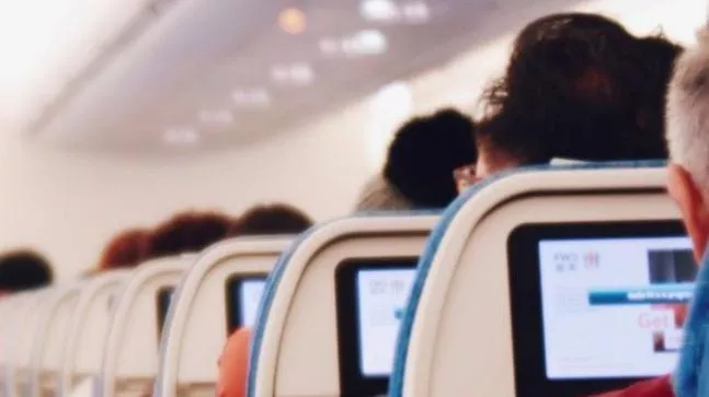 A Man Begging In Flight Video Viral - Sakshi