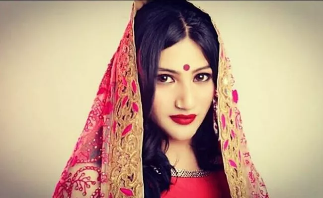Actress Rakhi Sawant Abuses TV Actress Mahika - Sakshi