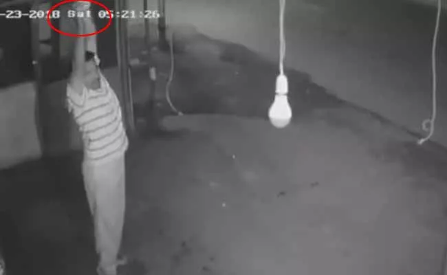 A Man Stolen Bulb On Footpath  In Coimbatore - Sakshi