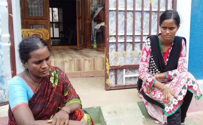 Woman Protest Infront Of Husband House West Godavari - Sakshi