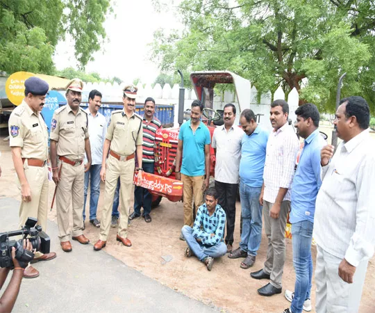 Karimnagar Police Caught Tractor Thief Arrested - Sakshi