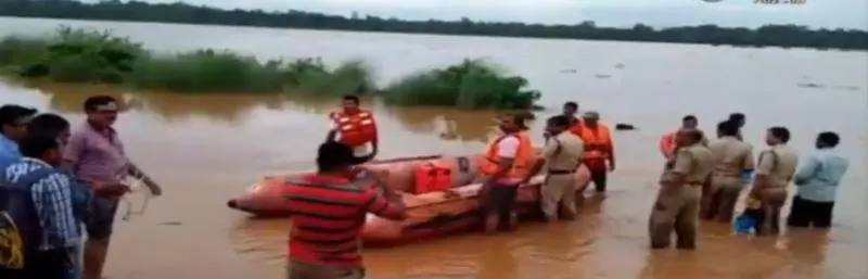 53 Daily Workers Trapped In Flood Water In Srikakulam - Sakshi