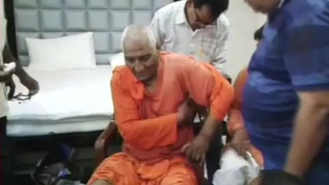 Jharkhand BJP Workers Beat Up Social Activist Swami Agnivesh - Sakshi