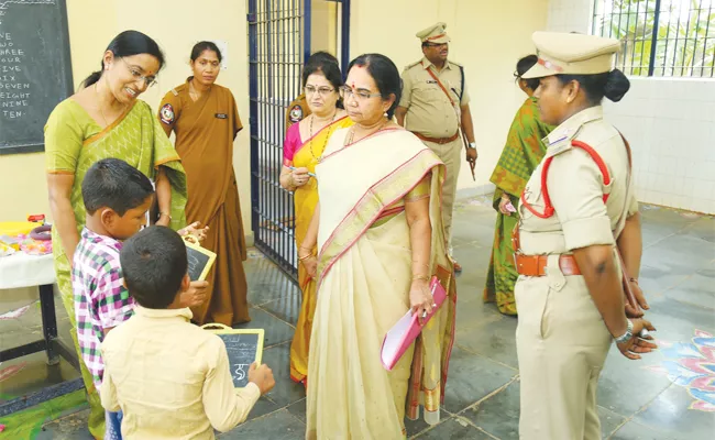 Expert Team Visit women prisoners In Central Jail Visakhapatnam - Sakshi