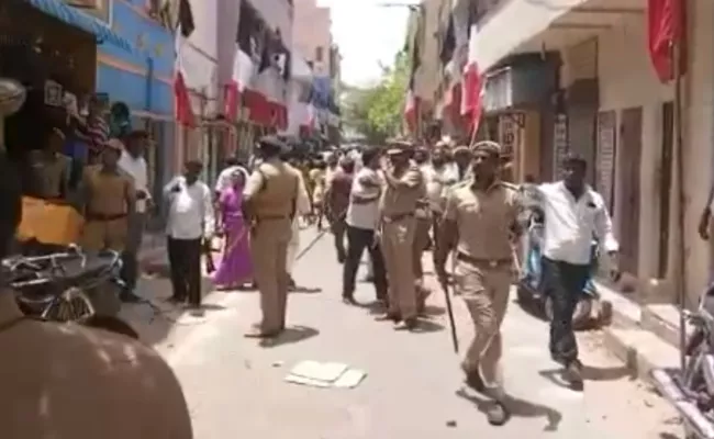 AIADMK Workers Attack on TTV Dinakaran Vehicle - Sakshi