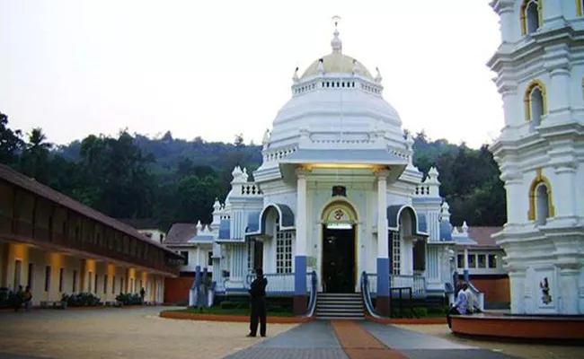 Two Women Accused Priest Hugged In Goa Temple - Sakshi
