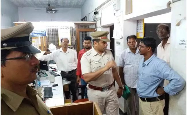 Police Mock Drill In Banks - Sakshi