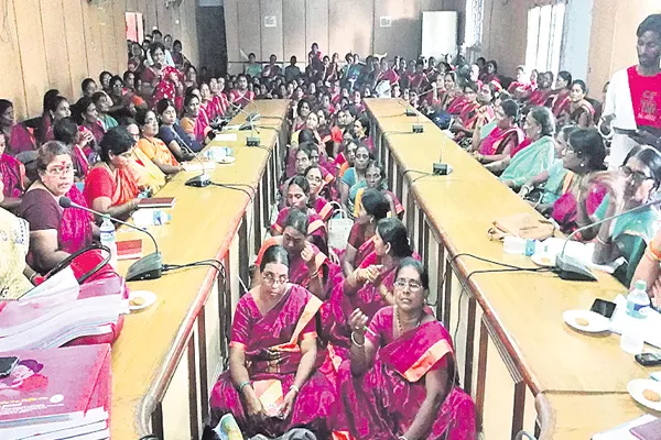 No minimum facilities to anganwadi teachers - Sakshi