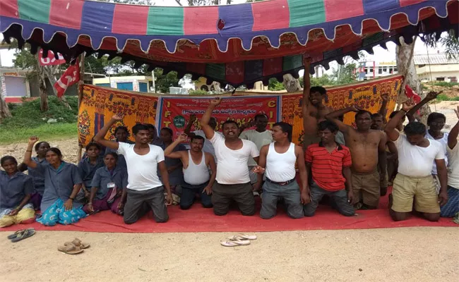 Grama Panchayat Workers Dharna In Mahabubnagar - Sakshi