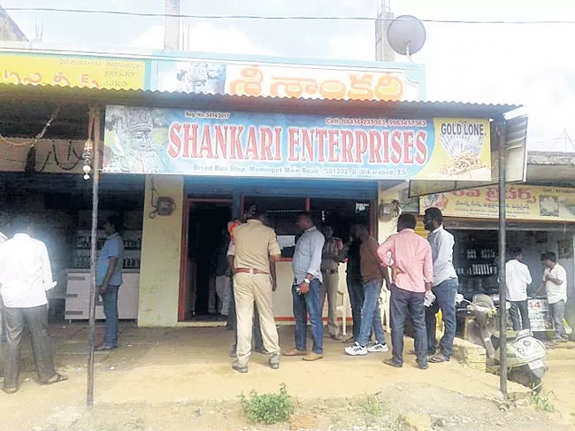 Robbery In Shop At Mominpet In Rangareddy - Sakshi