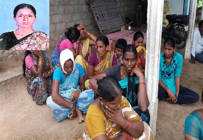 Married Woman Commits Suicide In Karimnagar - Sakshi