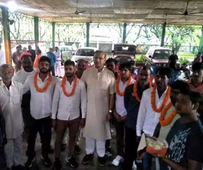 Union Minister Jayant Sinha Welcomes Mob Chilling Accused With Garlands - Sakshi