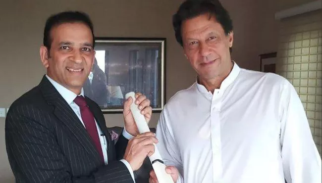 PM Modi gifts cricket bat to Pakistan's PM-in-waiting Imran Khan - Sakshi