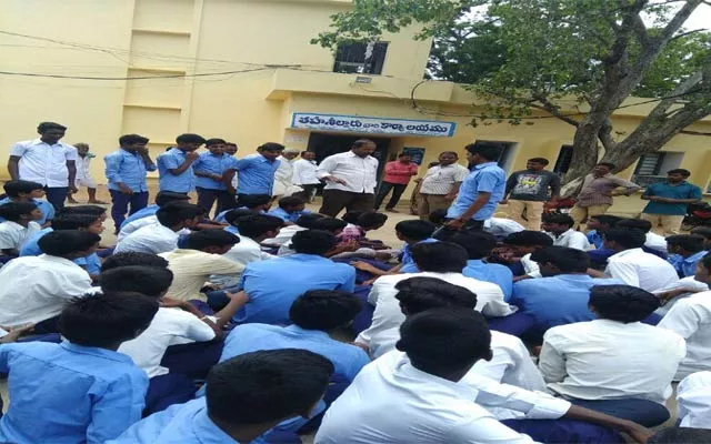 Gurukulam School Students Protest  - Sakshi
