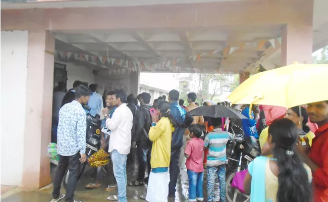 Gurukul School Principal not Allowed Raksha Bandhan Festival In Visakhapatnam - Sakshi