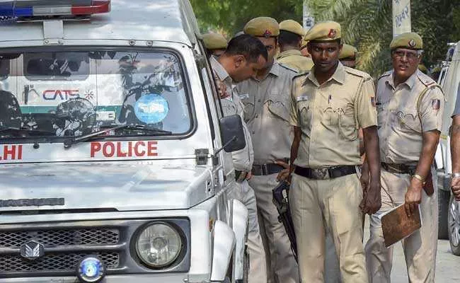Delhi Womans Body Found In Almirah Cops Suspecting Live In Partner - Sakshi