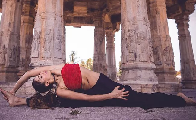 Yoga Trainer Deepika Mehta Yoga Poses Goes Viral - Sakshi