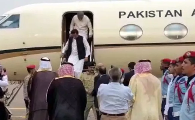 Imran khan Use VVIP Flight For Saudi Tour - Sakshi
