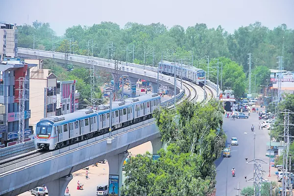 Hyderabad Metro in the race of World Peoples Choice Award - Sakshi